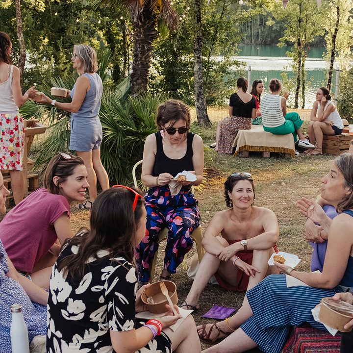 Groupe de mamans qui se détendent au bord de l'eau