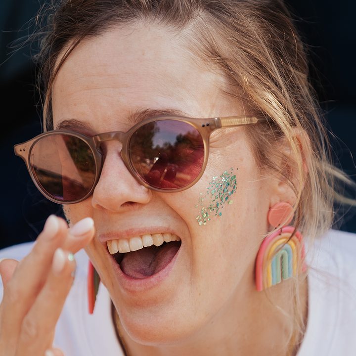 Maman souriante au festival