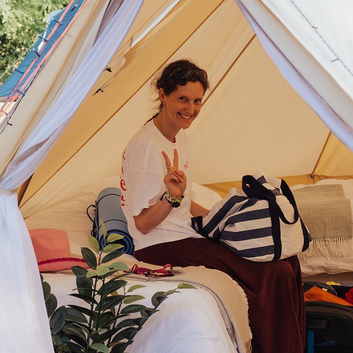 Maman heureuse dans son tipi au festival
