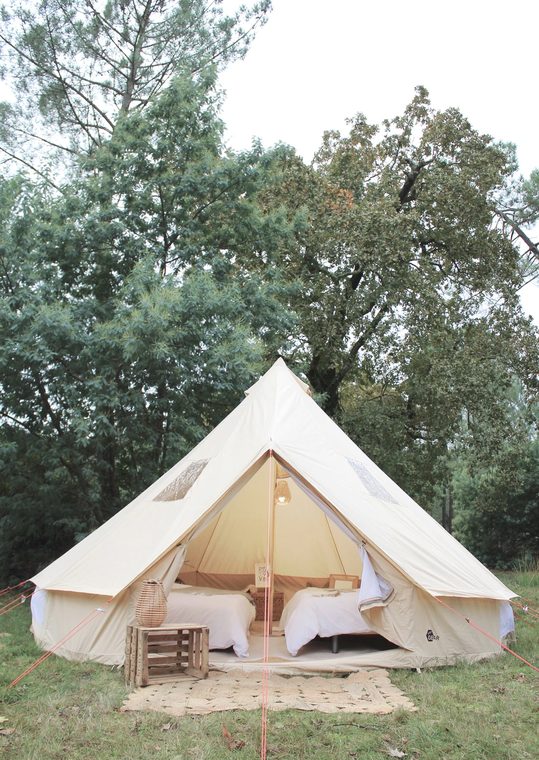 Lit douillet à l'intérieur d'un tipi