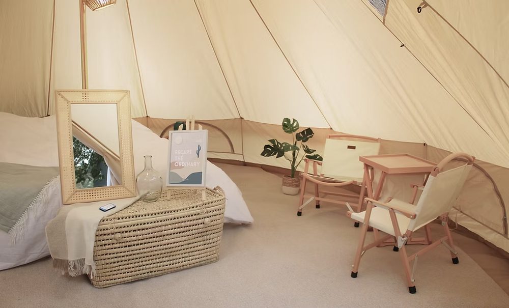 Intérieur d'un tipi confort aménagé
