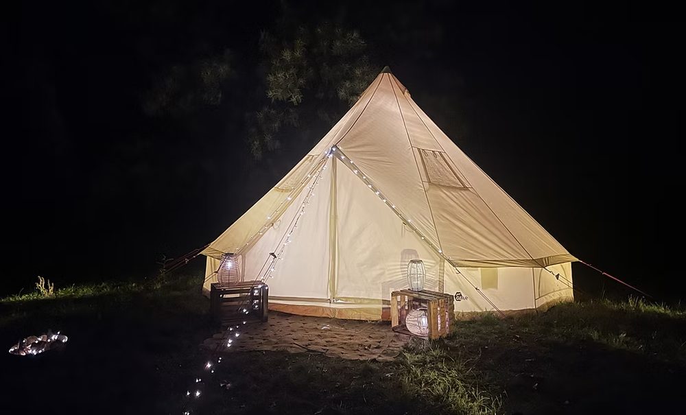 Tipis illuminés la nuit